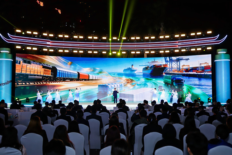 屏幕和現(xiàn)場(chǎng)融合打造沉浸式體驗(yàn)千年絲路圖景。主辦方供圖