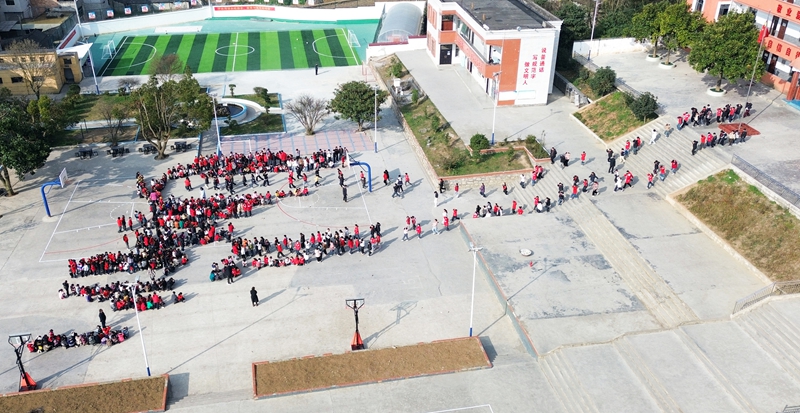 師生在進行火災(zāi)疏散逃生演練。