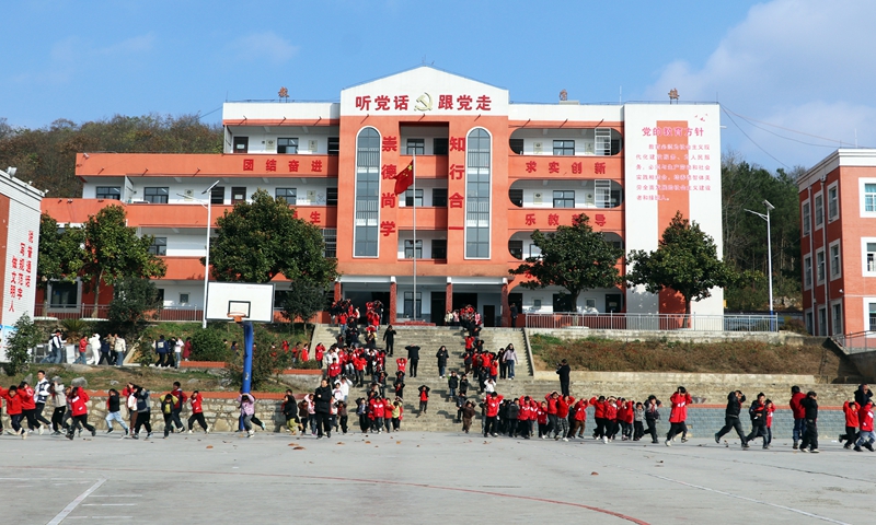 師生在進行火災(zāi)疏散逃生演練。