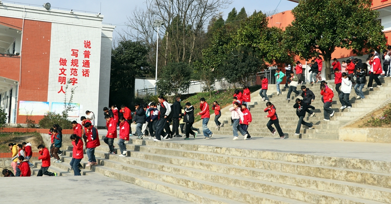 師生在進行火災(zāi)疏散逃生演練。