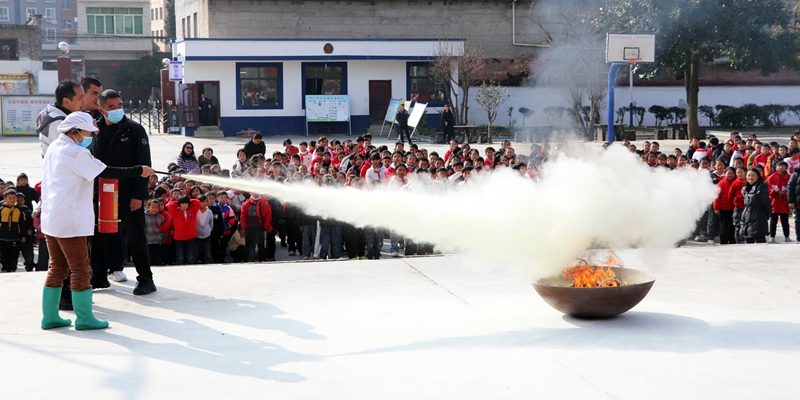 食堂工人在體驗使用滅火器。