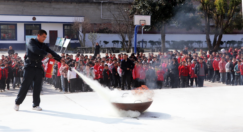 安保人員在體驗使用滅火器。