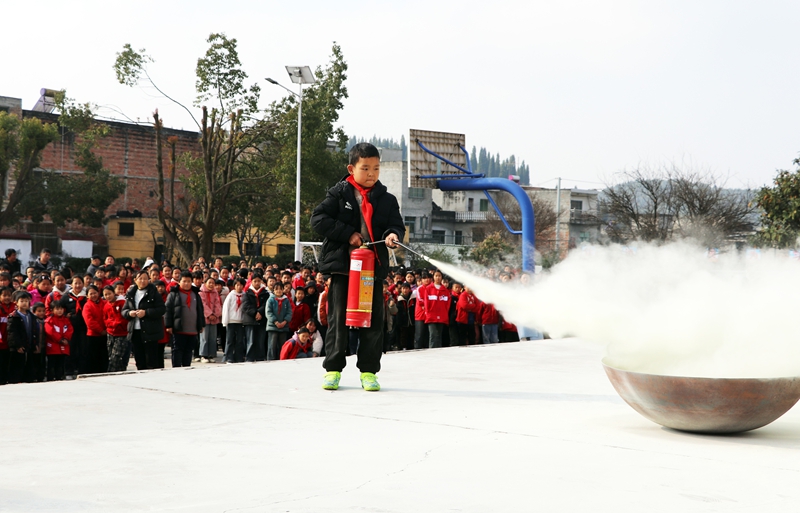 孩子們在體驗使用滅火器。
