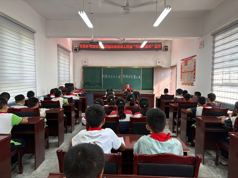 施秉縣白垛鄉(xiāng)“五老”力量入校開展法制宣傳。