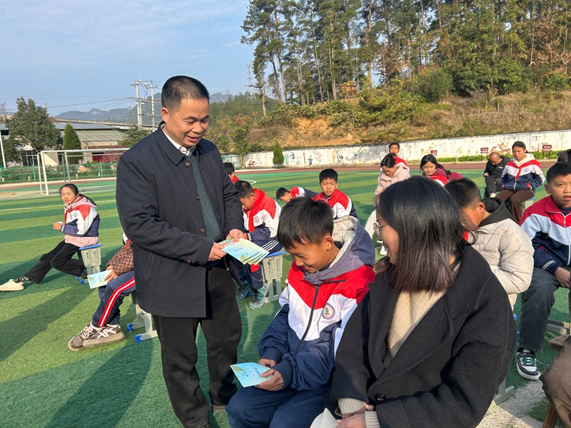 施秉縣白垛鄉“五老”力量入校開展安全宣傳。