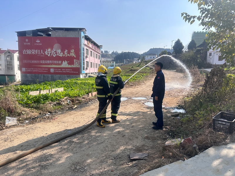 施秉縣消防救援大隊指導鄉鎮專職消防員開展滅火演練。