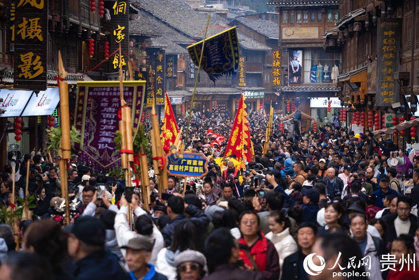 2025中國·黎平侗年盛裝巡游現(xiàn)場。人民網(wǎng)記者 涂敏攝