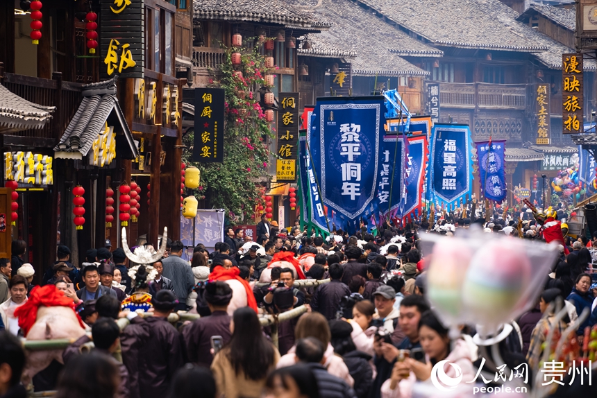 2025中國·黎平侗年盛裝巡游現場。人民網記者 涂敏攝