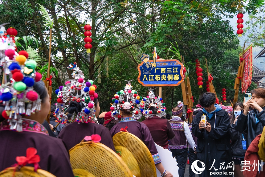 2025中國·黎平侗年盛裝巡游現場。人民網記者 涂敏攝