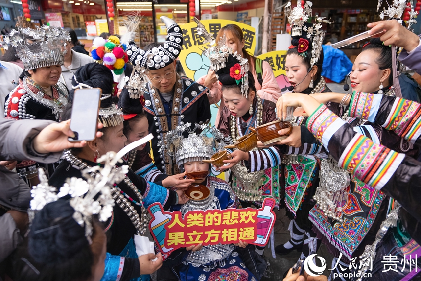 12月20日，游客在肇興侗寨體驗當地民俗。人民網記者 涂敏攝