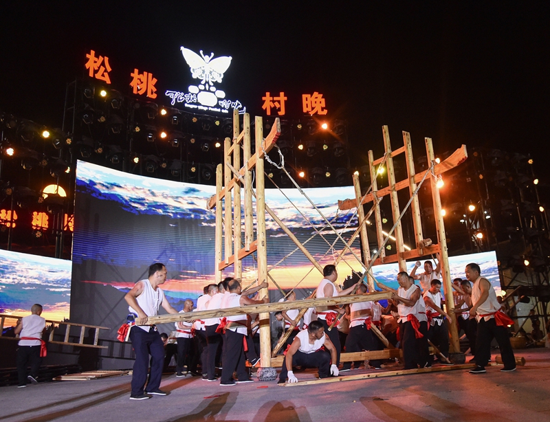 6月14日，松桃苗族自治縣舉行第10期“松桃村晚·村村PK賽”，九江街道的村民在表演“立新房”。謝慧芳攝