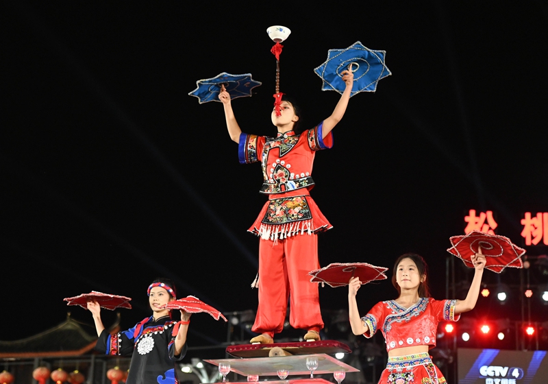 5月10日，松桃苗族自治縣舉行第8期“松桃村晚·村村PK賽”，世昌街道的村民在表演絕技絕藝。