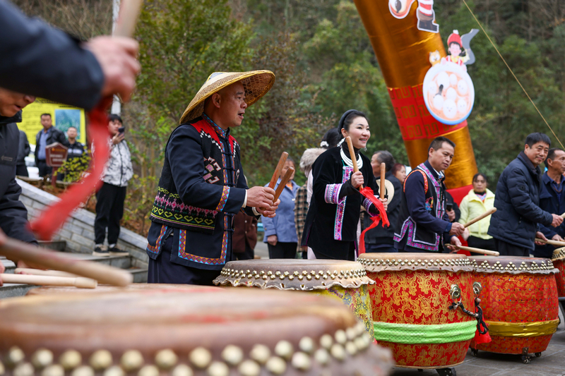 2025年12月21日，貴州省銅仁市玉屏侗族自治縣新店鎮大灣村，村民在敲擊圍鼓。