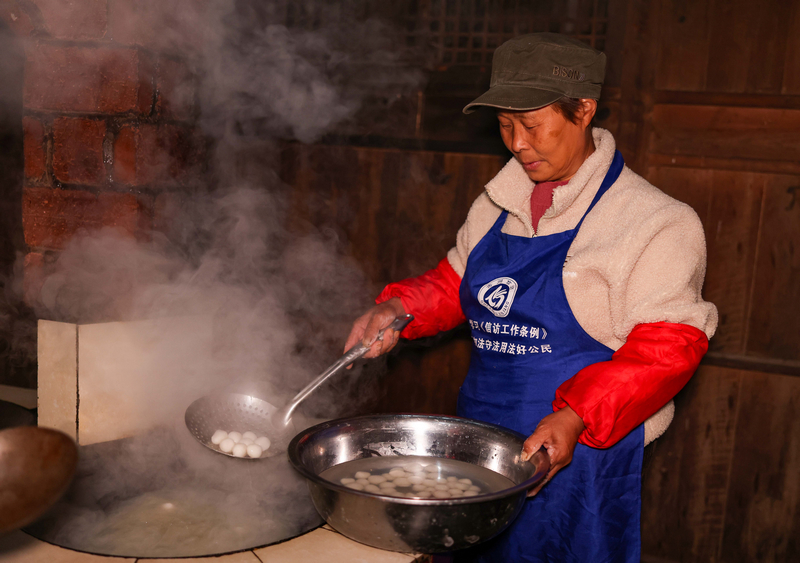 2025年12月21日，貴州省銅仁市玉屏侗族自治縣新店鎮大灣村，村民在制作罐罐油茶。