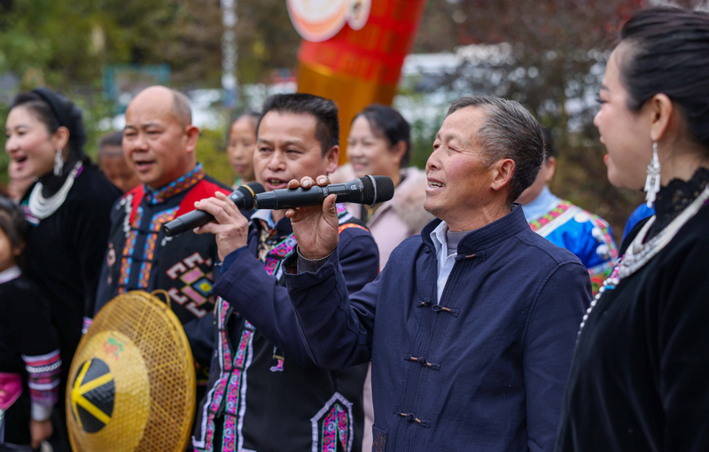 2025年12月21日，貴州省銅仁市玉屏侗族自治縣新店鎮大灣村，村民在唱山歌。