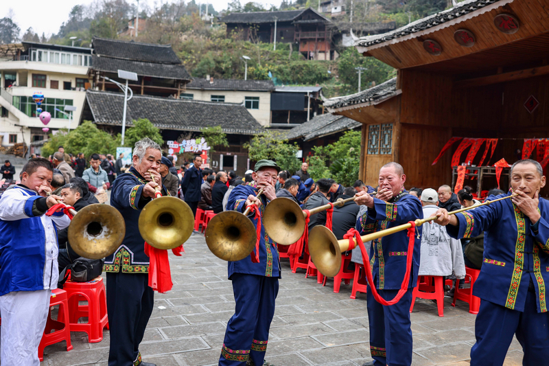 2025年12月21日，貴州省銅仁市玉屏侗族自治縣新店鎮(zhèn)大灣村，村民在吹奏長號。