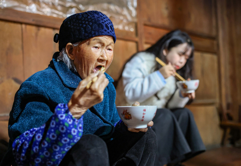 2025年12月21日，貴州省銅仁市玉屏侗族自治縣新店鎮(zhèn)大灣村，村民在品嘗罐罐油茶。