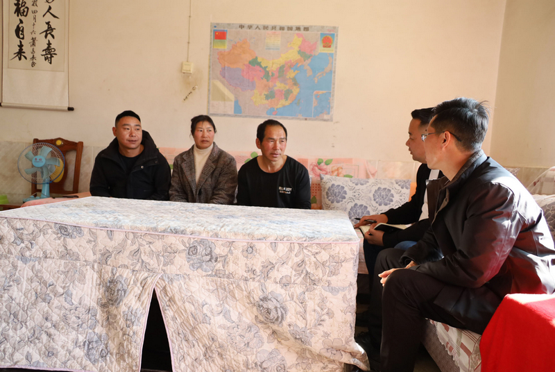 駐村第一書記和村支兩委正在入戶走訪。