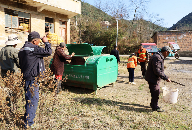 保潔員、護林員與村民代表正在打掃環境衛生。