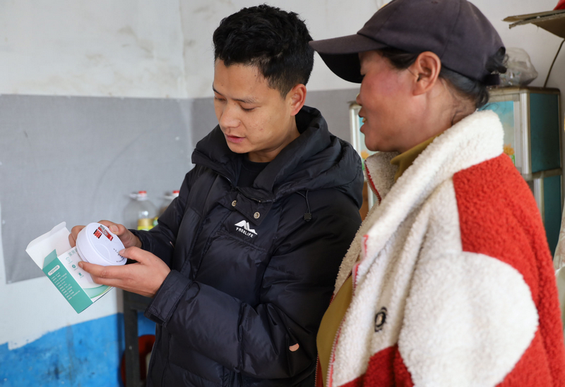 工作人員在板底鄉(xiāng)板底村群眾家里為群眾講解一氧化碳報警器的安裝使用。。