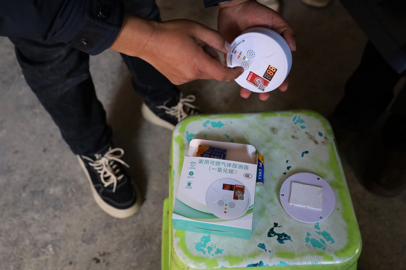 板底鄉曙光村工作人員安裝一氧化碳報警器現場。