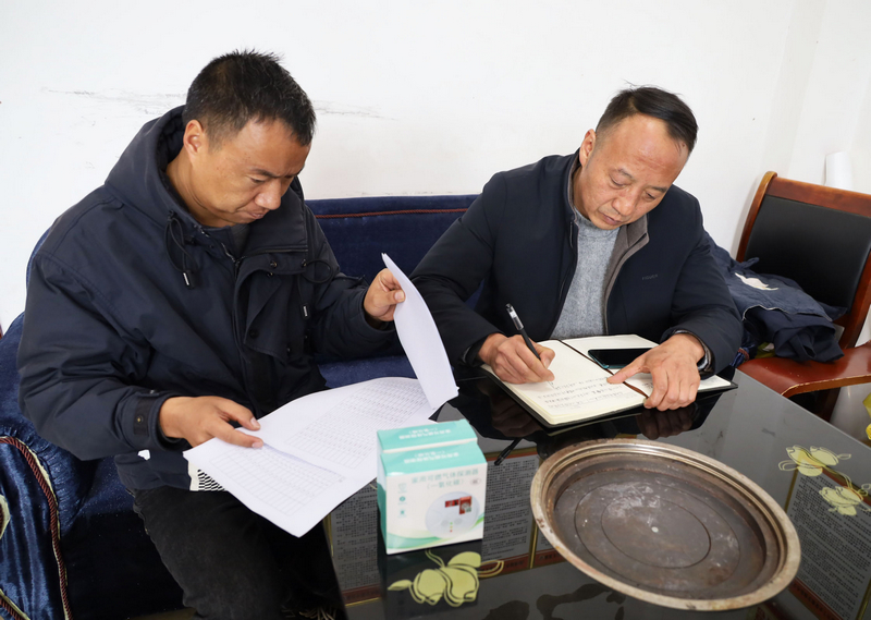 威寧自治縣應急管理局工作人員深入板底鄉了解一氧化碳報警器安裝使用情況。