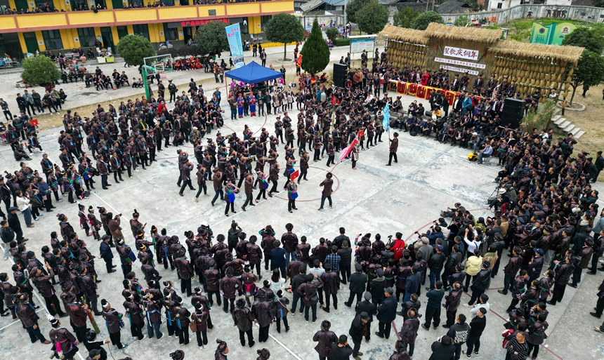 12月20日，在貴州省從江縣高增鄉(xiāng)美德村，侗族群眾在參加蘆笙笛比響賽。