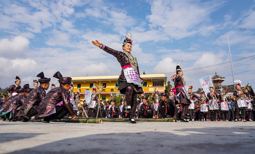 12月20日，在貴州省從江縣高增鄉美德村，侗族群眾在跳竹竿舞。