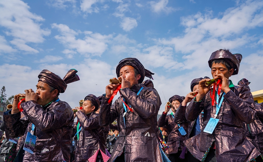 12月20日，在貴州省從江縣高增鄉美德村，侗族群眾在參加蘆笙笛比響賽。