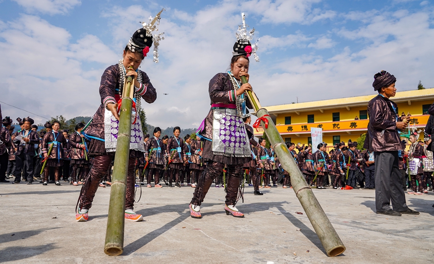 12月20日，在貴州省從江縣高增鄉美德村，侗族群眾在參加蘆笙笛比響賽。