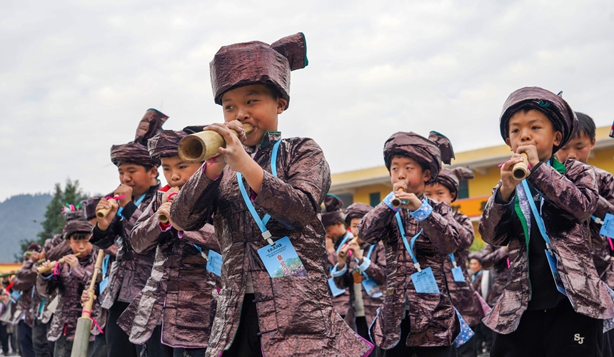 12月20日，在貴州省從江縣高增鄉美德村，侗族群眾在參加蘆笙笛比響賽。