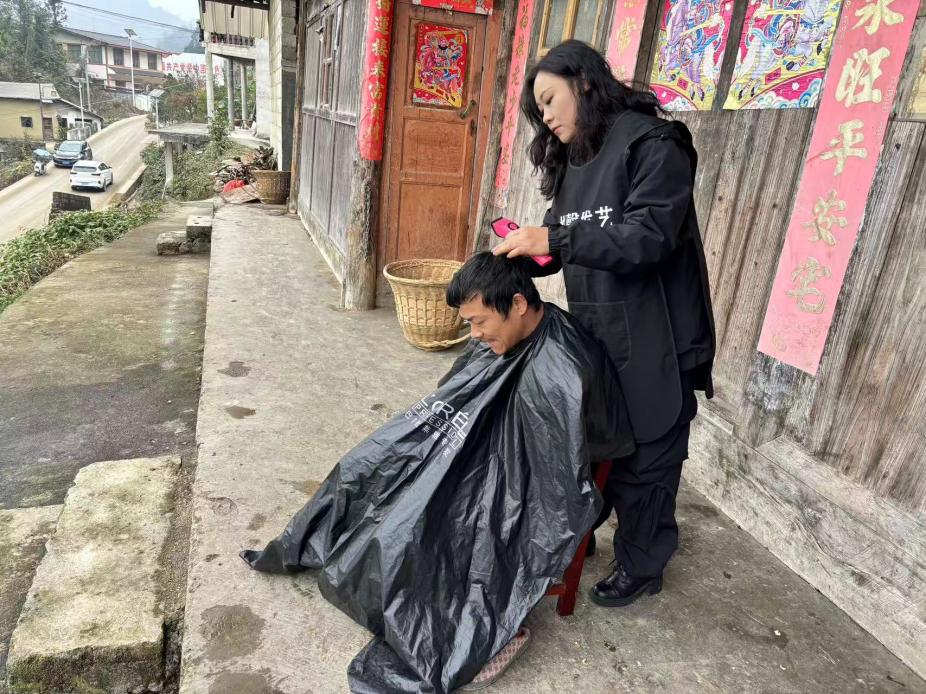 理發(fā)師在為張小順理發(fā)。