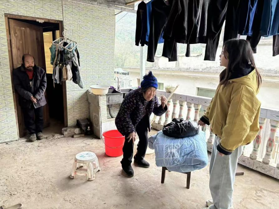 大營鎮(zhèn)民政辦工作人員為特困供養(yǎng)人員送棉被。