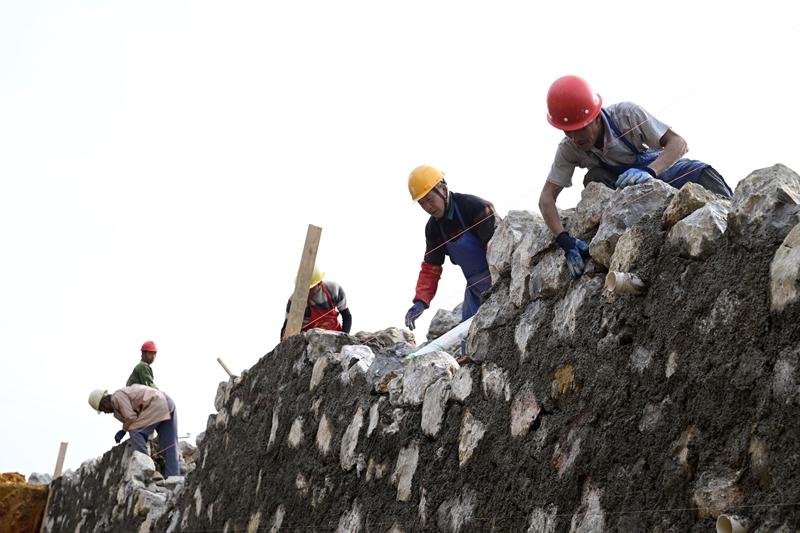 工人們正在貴州省羅甸縣邊陽鎮(zhèn)興隆村“小田變大田”施工現(xiàn)場施工 (20).JPG