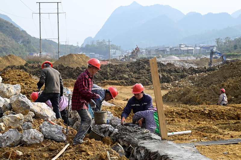 工人們正在貴州省羅甸縣邊陽鎮(zhèn)興隆村“小田變大田”施工現(xiàn)場施工 (17).JPG