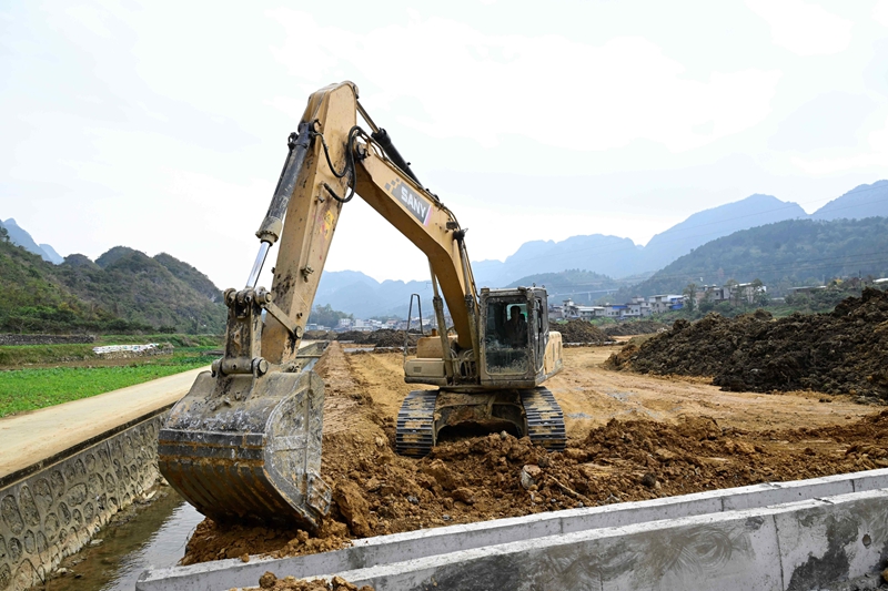 工人們正在貴州省羅甸縣邊陽鎮(zhèn)興隆村“小田變大田”施工現(xiàn)場施工 (15).JPG