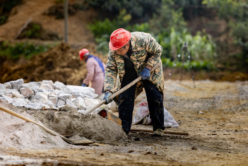 工人們正在貴州省羅甸縣邊陽鎮(zhèn)興隆村“小田變大田”施工現(xiàn)場施工 (1).jpg