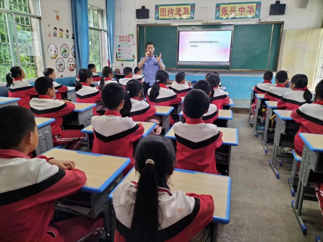 圖為:民警正在向同學們講解什么是校園欺凌