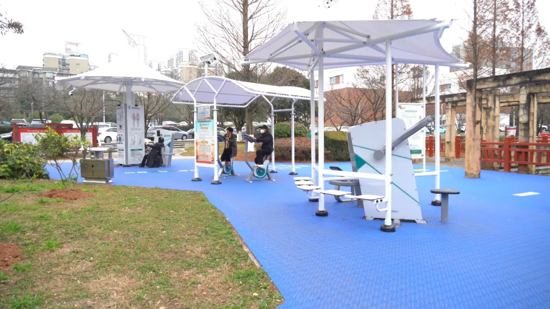 花溪區行政中心內的健身設施。鄭強攝