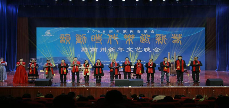 領導嘉賓與觀眾互動。