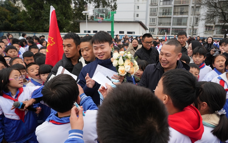 2025年12月23日，貴州省畢節市納雍縣第六小學，納雍籍奧運冠軍謝瑜被師生團團圍住。 楊英 攝.jpg