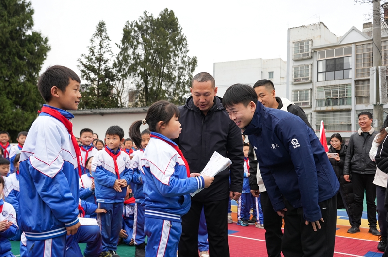2025年12月23日，貴州省畢節市納雍縣第六小學，納雍籍奧運冠軍謝瑜與學生親切互動。 楊英 攝.jpg