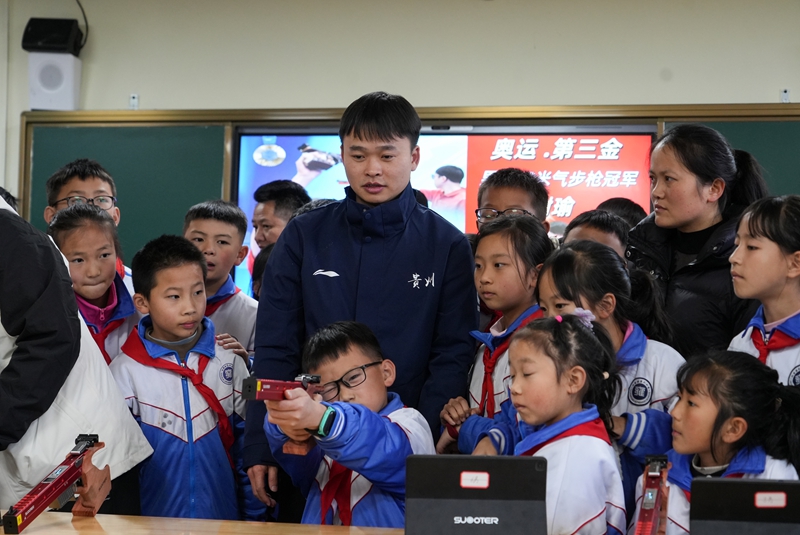 2025年12月23日，貴州省畢節市納雍縣第六小學莊射擊訓練室，納雍籍奧運冠軍謝瑜在觀看學生射擊。 楊英 攝.jpg