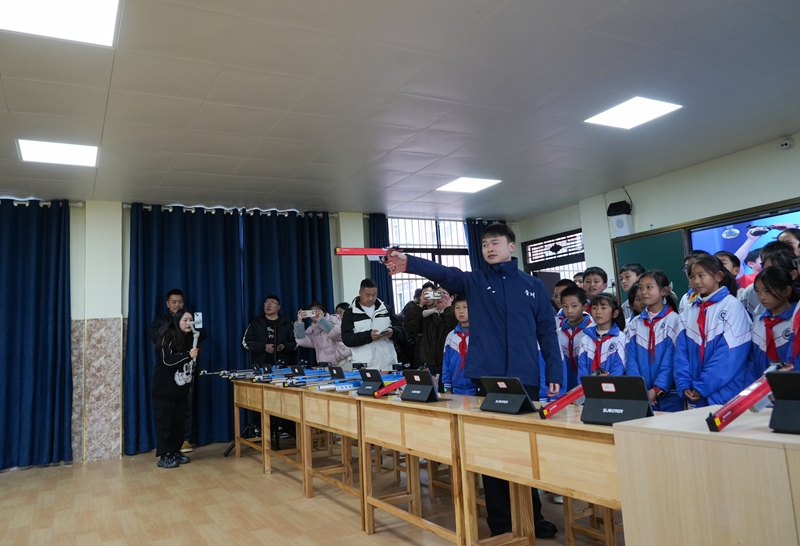2025年12月23日，貴州省畢節市納雍縣第六小學莊射擊訓練室，納雍籍奧運冠軍謝瑜在示范射擊。 楊英 攝.jpg
