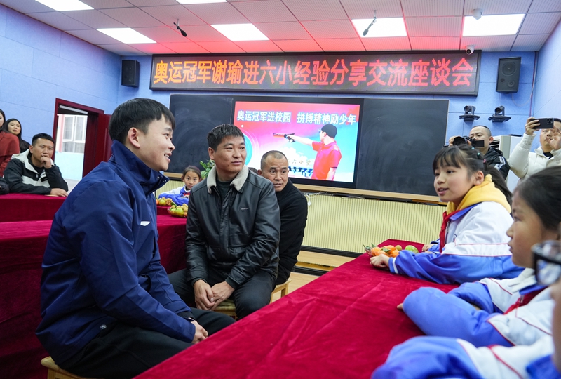 2025年12月23日，貴州省畢節市納雍縣第六小學，納雍籍奧運冠軍謝瑜在與學生交流座談。 楊英 攝.jpg