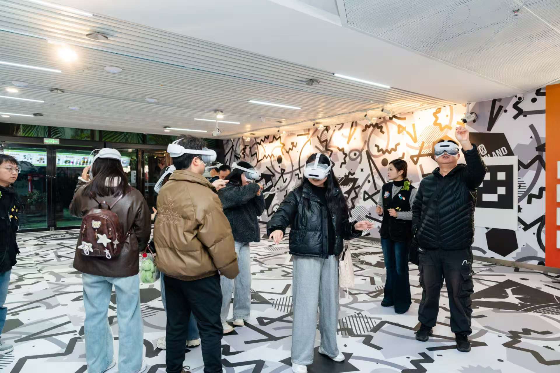 游客進(jìn)行互動(dòng)體驗(yàn)。