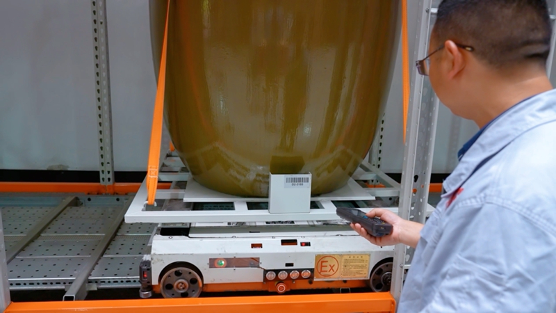 3 圖為國臺酒業工作人員正在驗證基酒的“身份證”.jpg