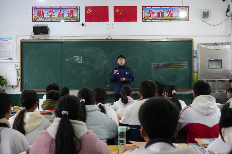 2025年12月24日,貴州省畢節市納雍縣化作中學,納雍籍奧運冠軍謝瑜在給同學們分享奪冠故事。