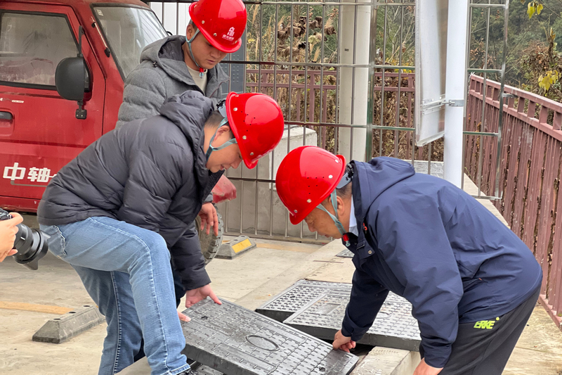 現(xiàn)場(chǎng)工作人員正在進(jìn)行基礎(chǔ)設(shè)施檢測(cè)。