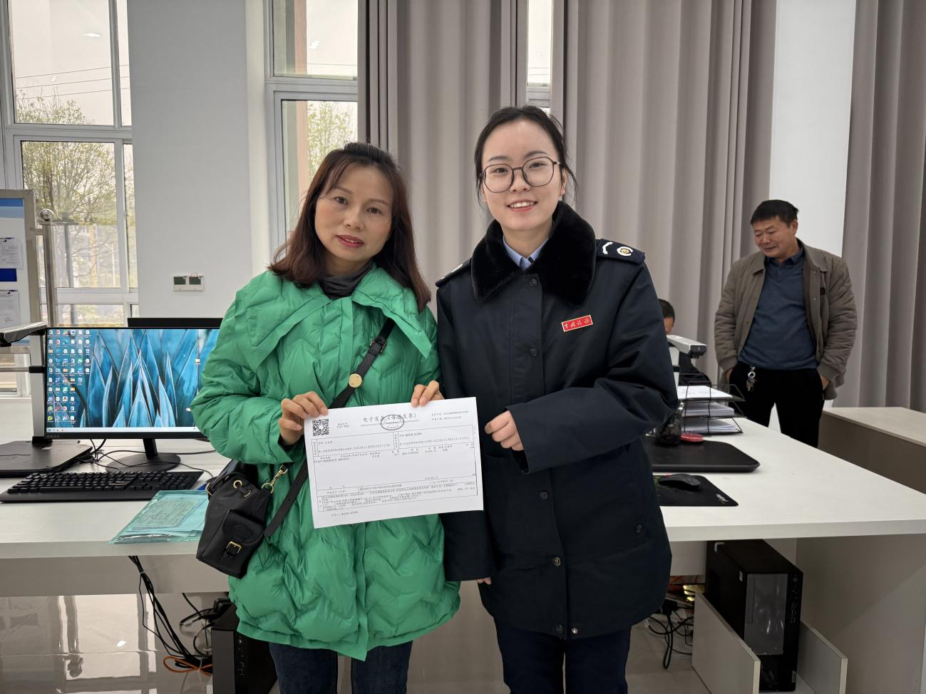 圖片1施秉稅務：施秉縣首張存量房數電發票成功開具